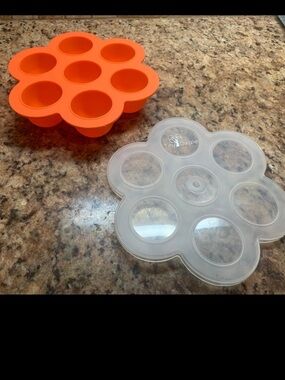 “Tiny Dazzle” Multiportion Silicone Tray. Seven (7) Portions. Color: Orange.